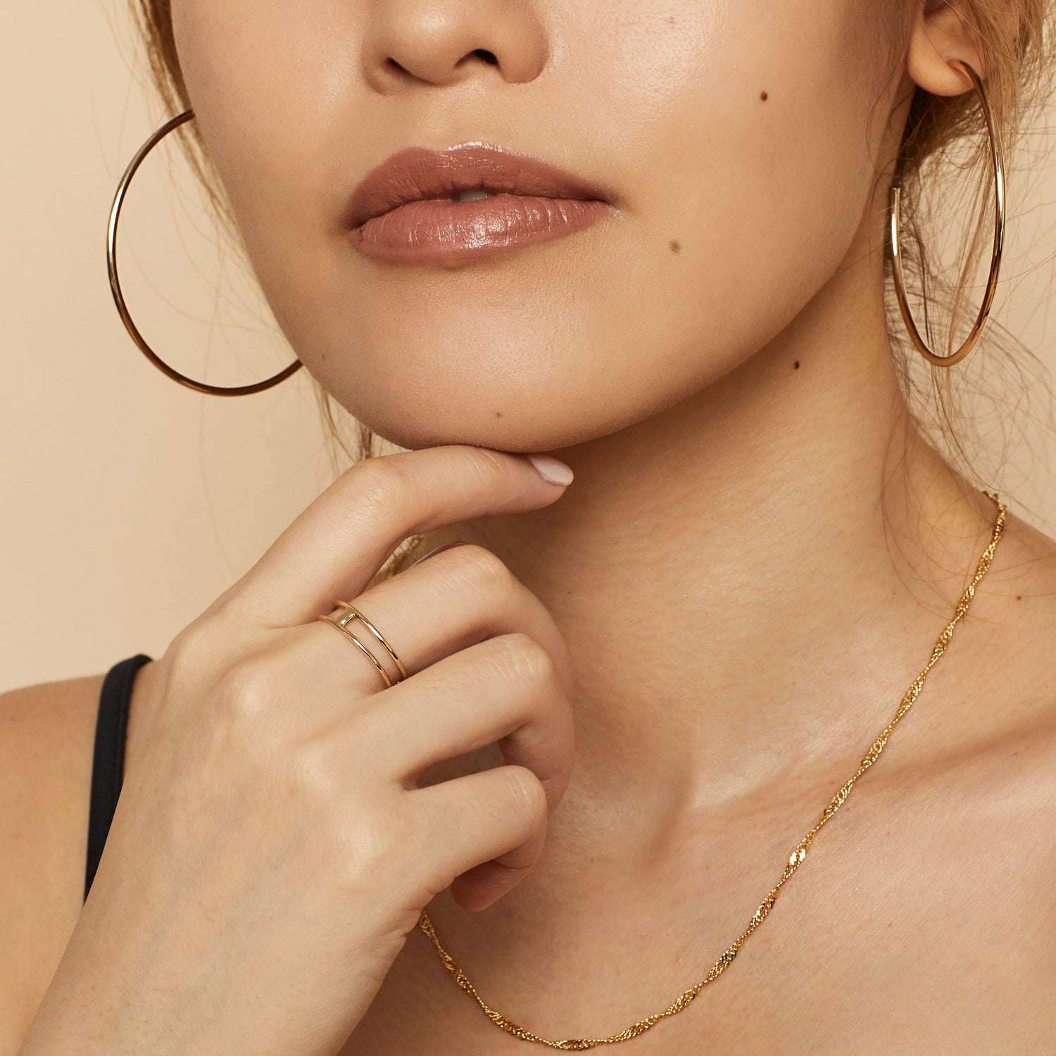 Anello con cornice in linea