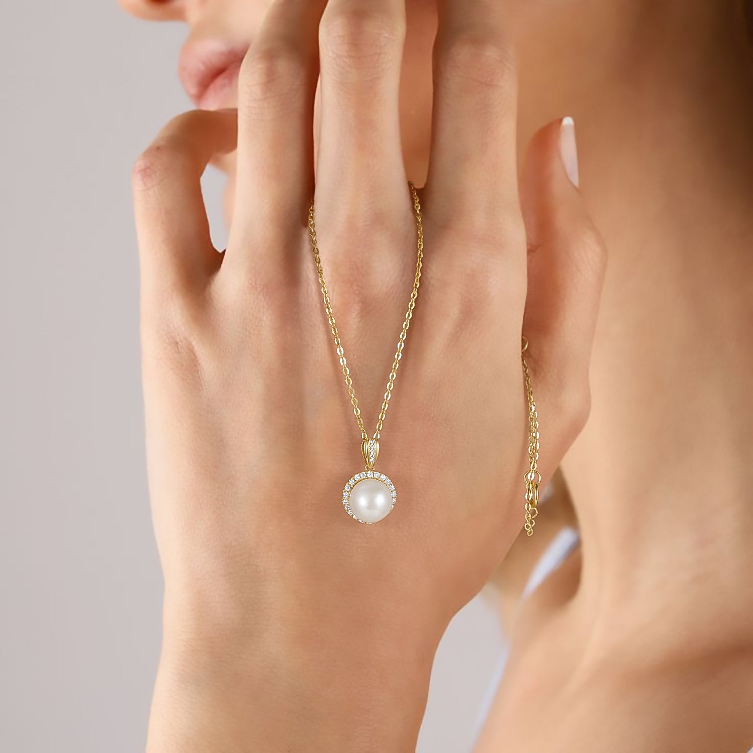 gold and pearl necklace, mother of pearl pendant, pearl necklace meaning, freshwater pearl necklace, luxury pearl necklace