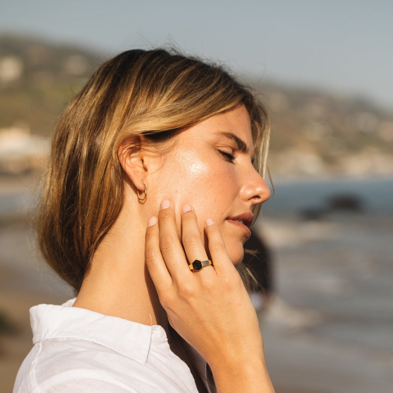 Anello con sigillo geometrico