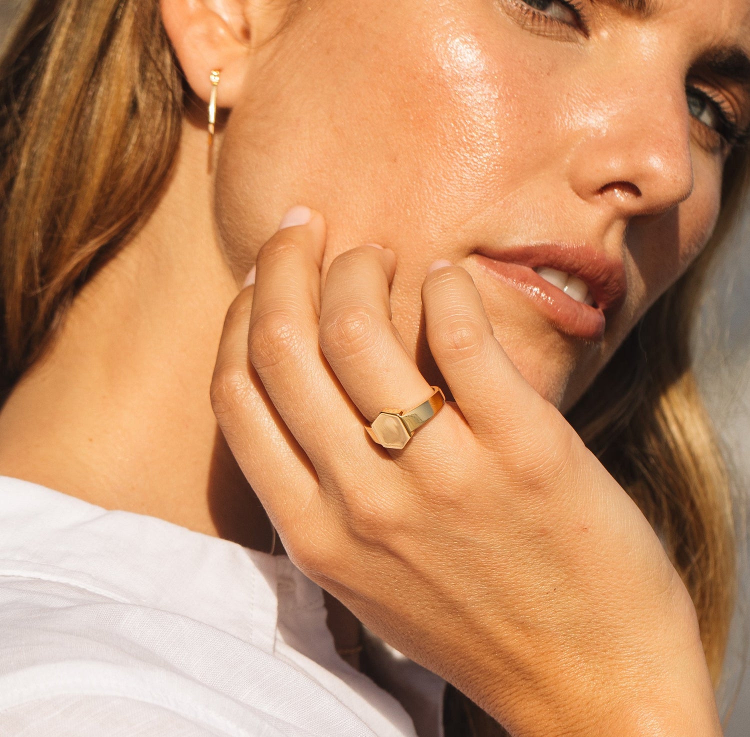 Anello con sigillo geometrico
