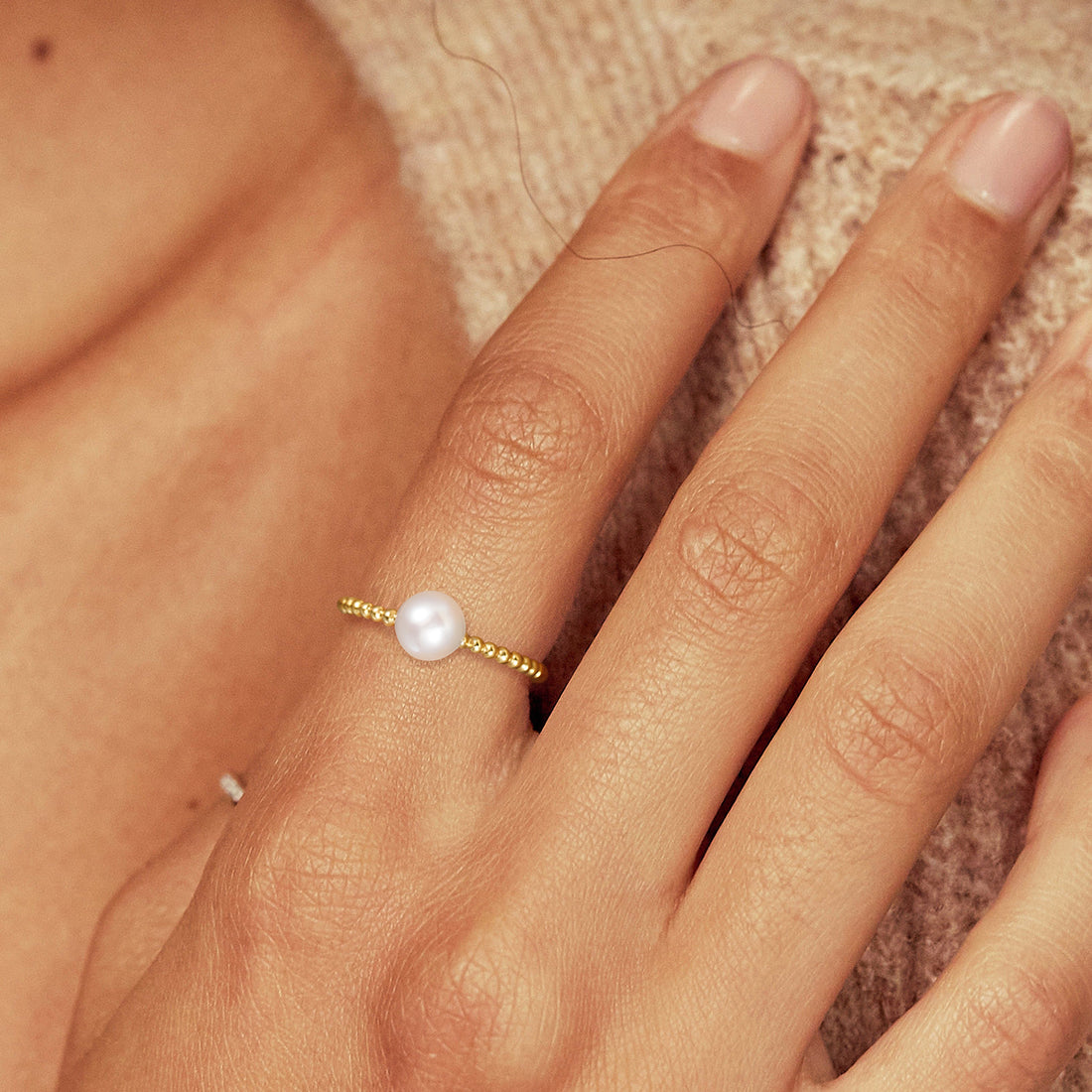 Anello in corda intrecciata con perle d&