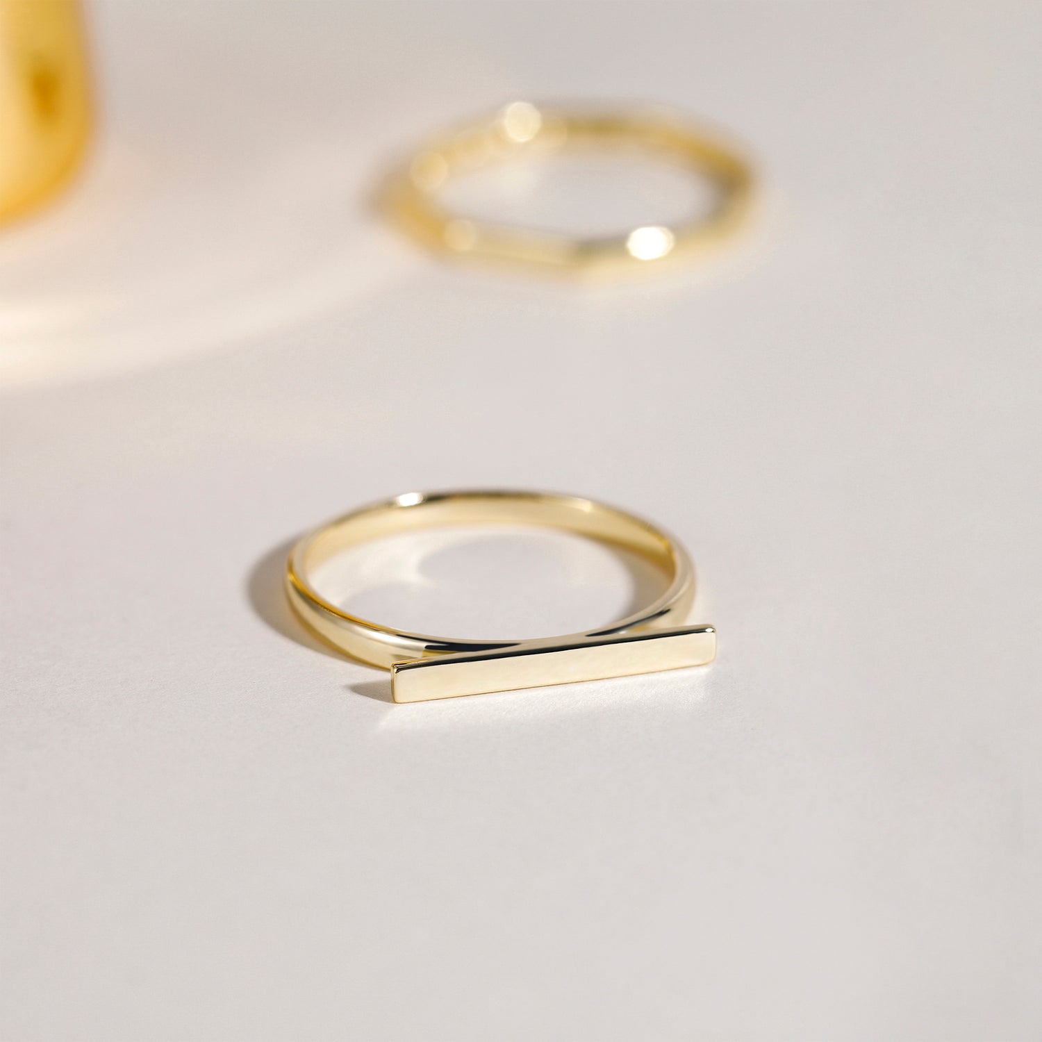 Anello semplice con barra in oro massiccio
