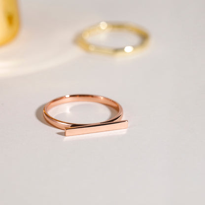 Anello semplice con barra in oro massiccio