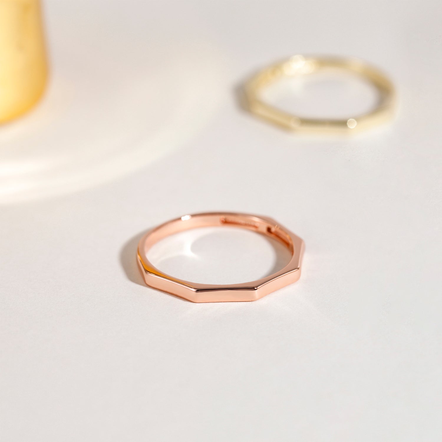 Anello di semplicità geometrica in oro massiccio