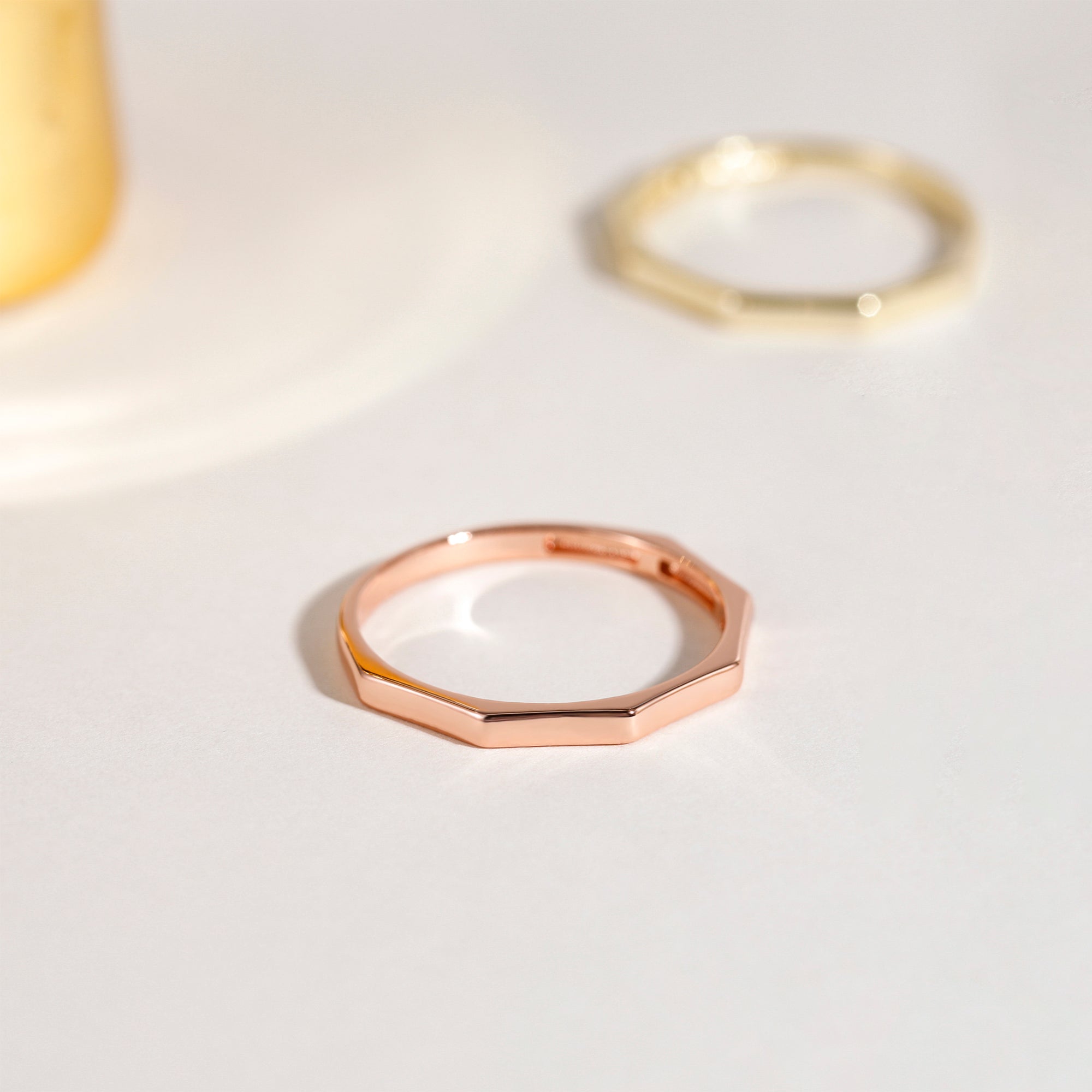 Anello di semplicità geometrica in oro massiccio