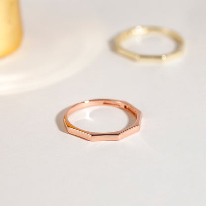 Anello di semplicità geometrica in oro massiccio