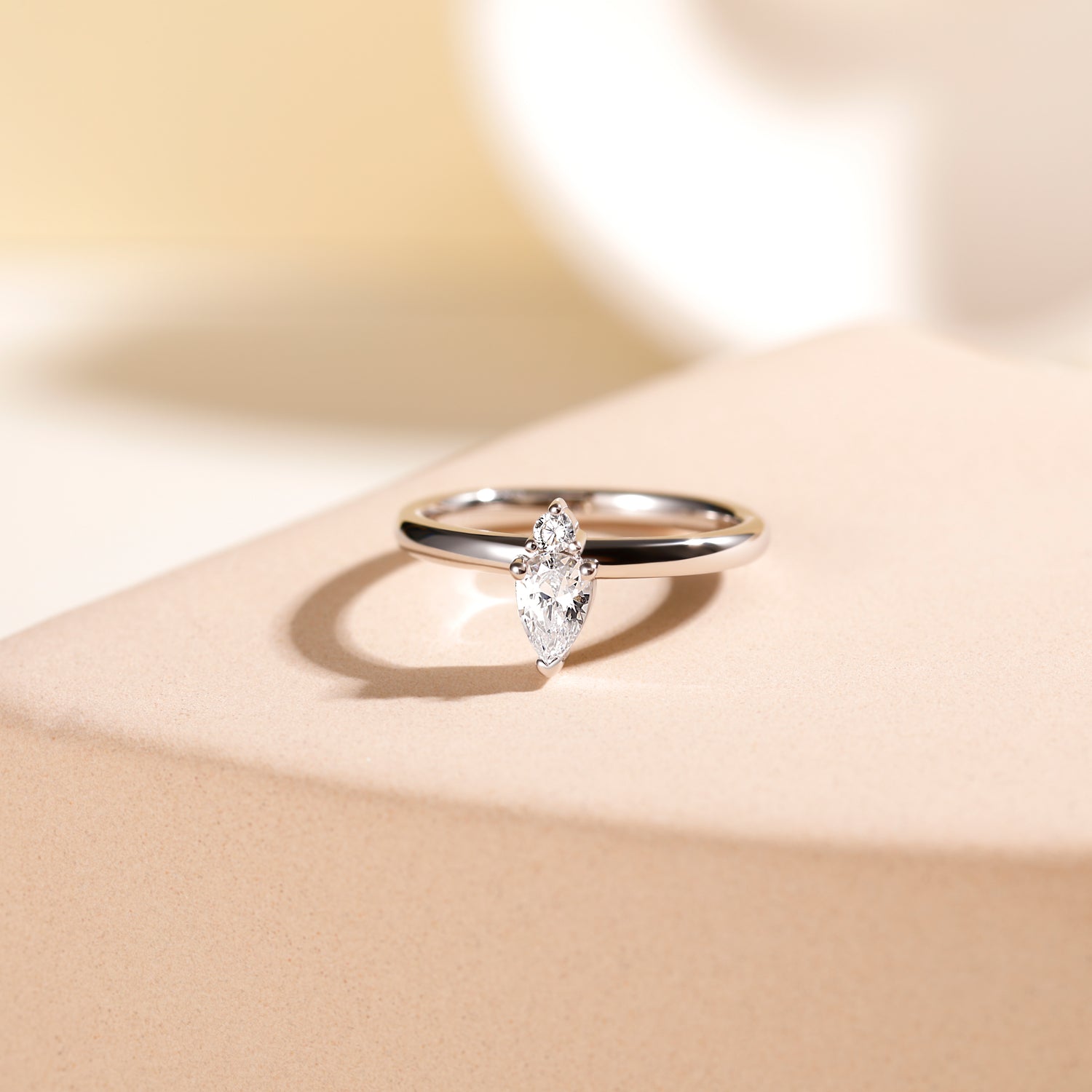 Anello combinato con pietre preziose a forma di pera 