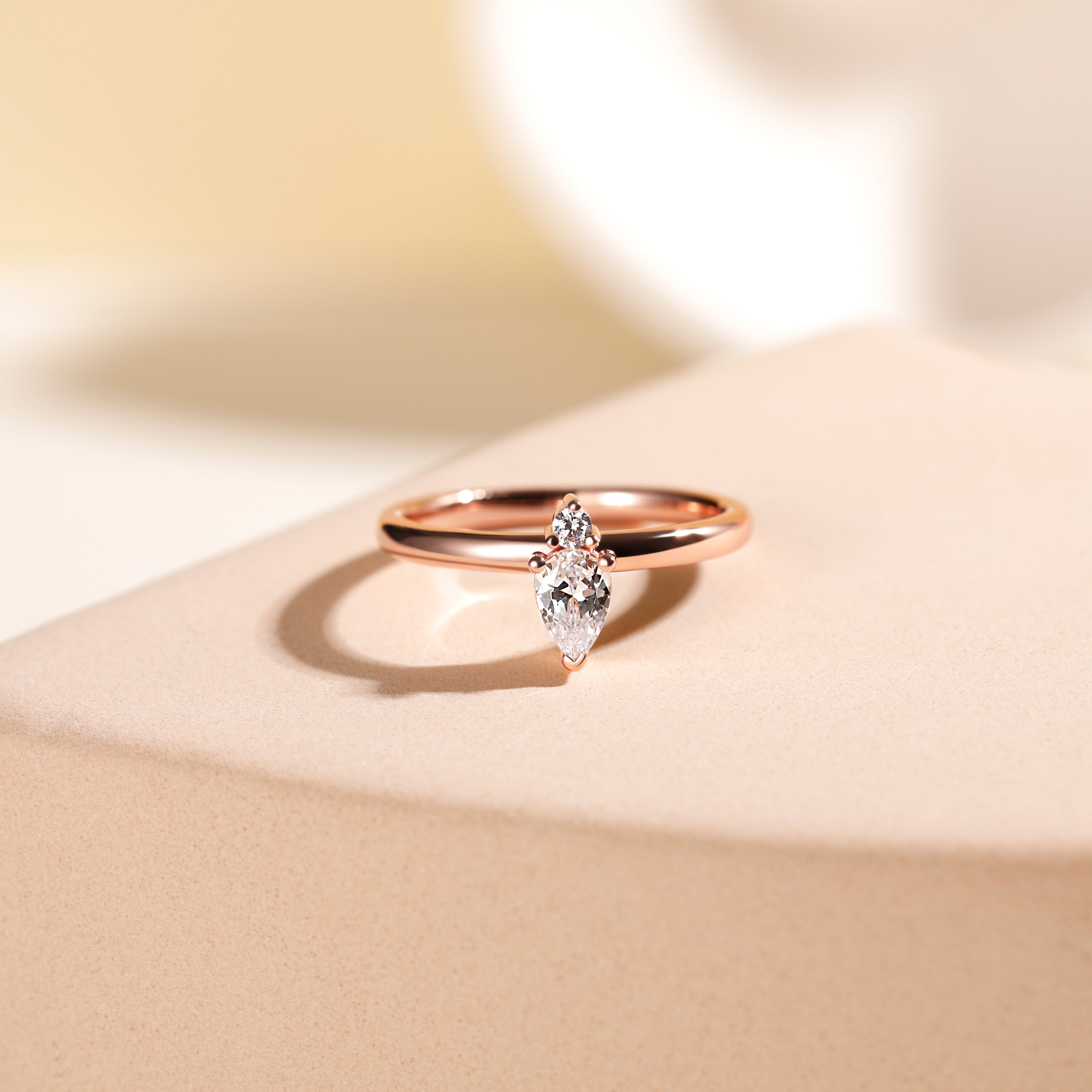 Anello combinato con pietre preziose a forma di pera 