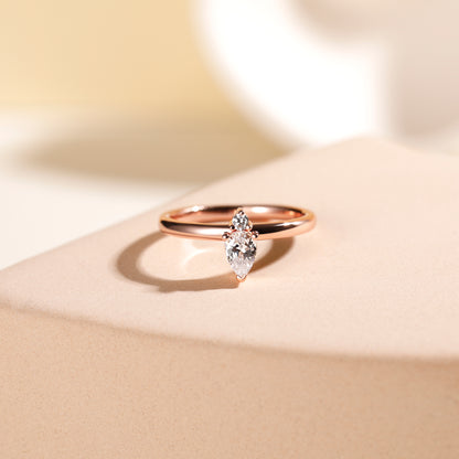 Anello combinato con pietre preziose a forma di pera 