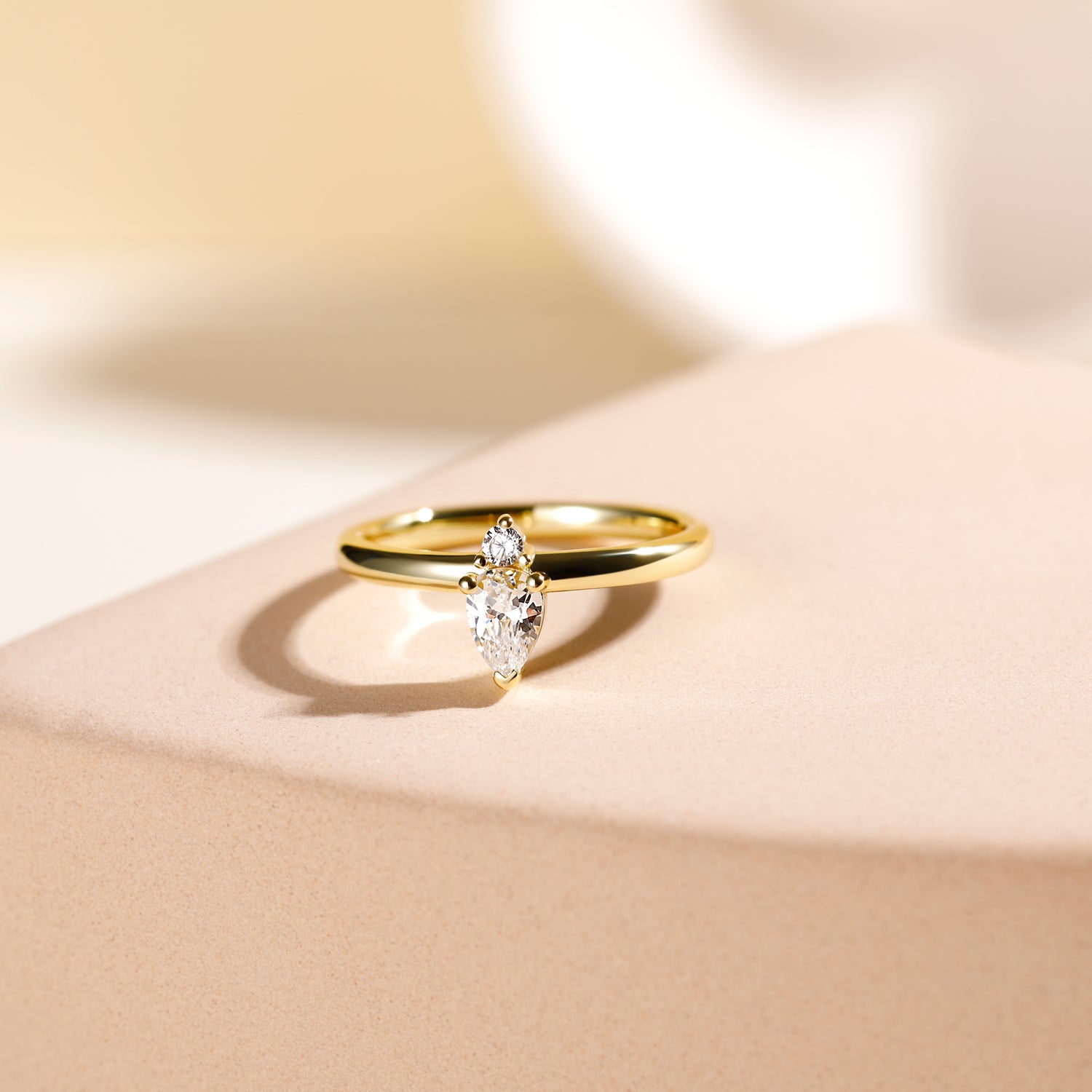 Anello combinato con pietre preziose a forma di pera 