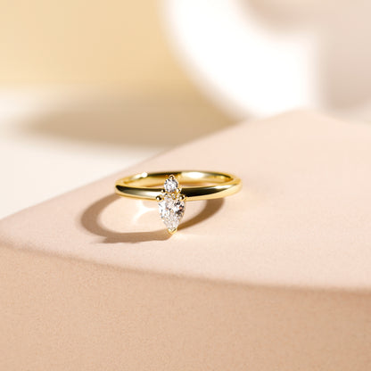 Anello combinato con pietre preziose a forma di pera 