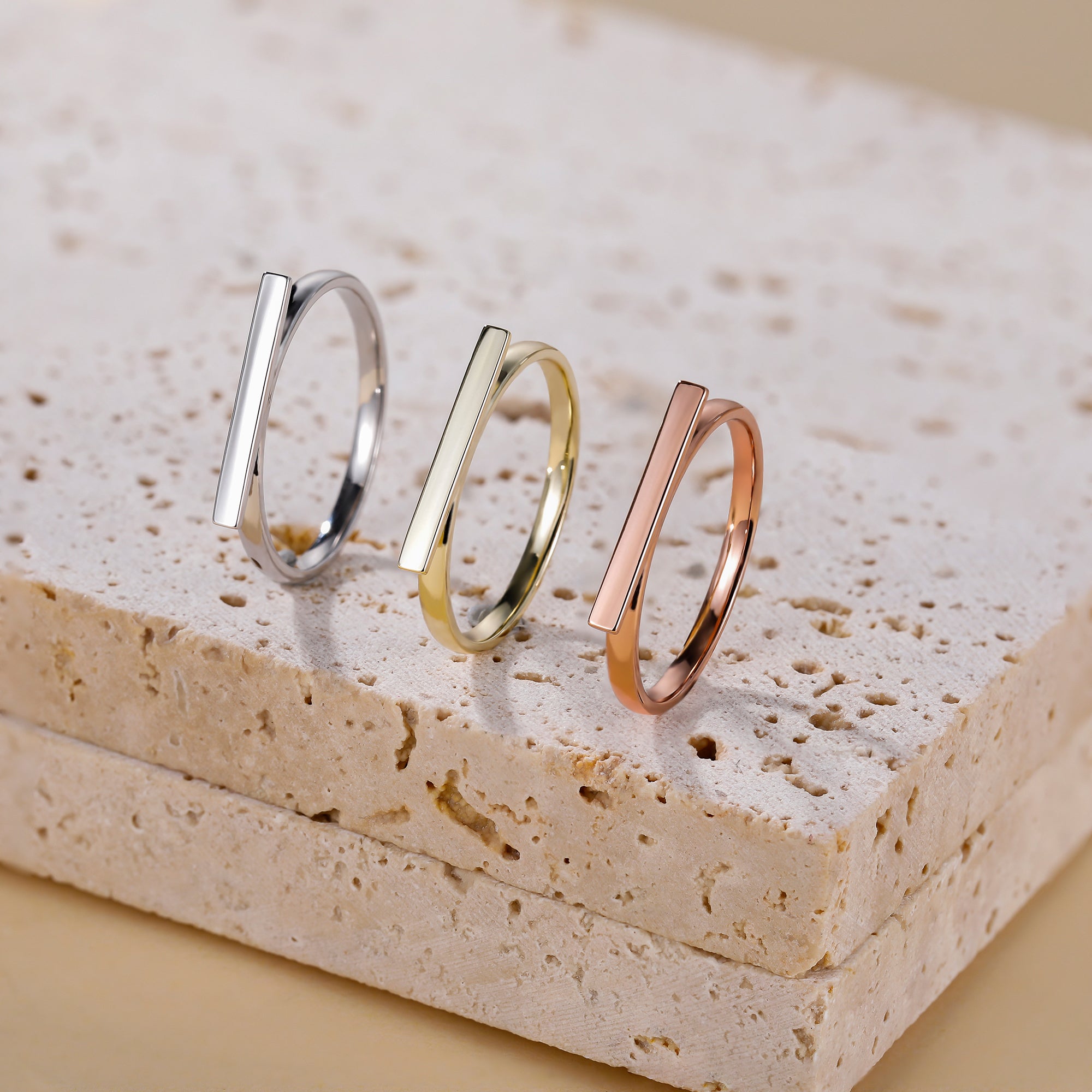 Anello semplice con barra in oro massiccio