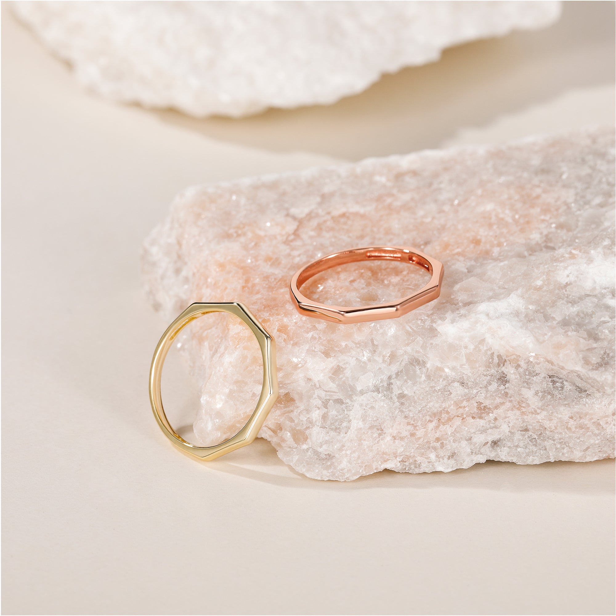 Anello di semplicità geometrica in oro massiccio