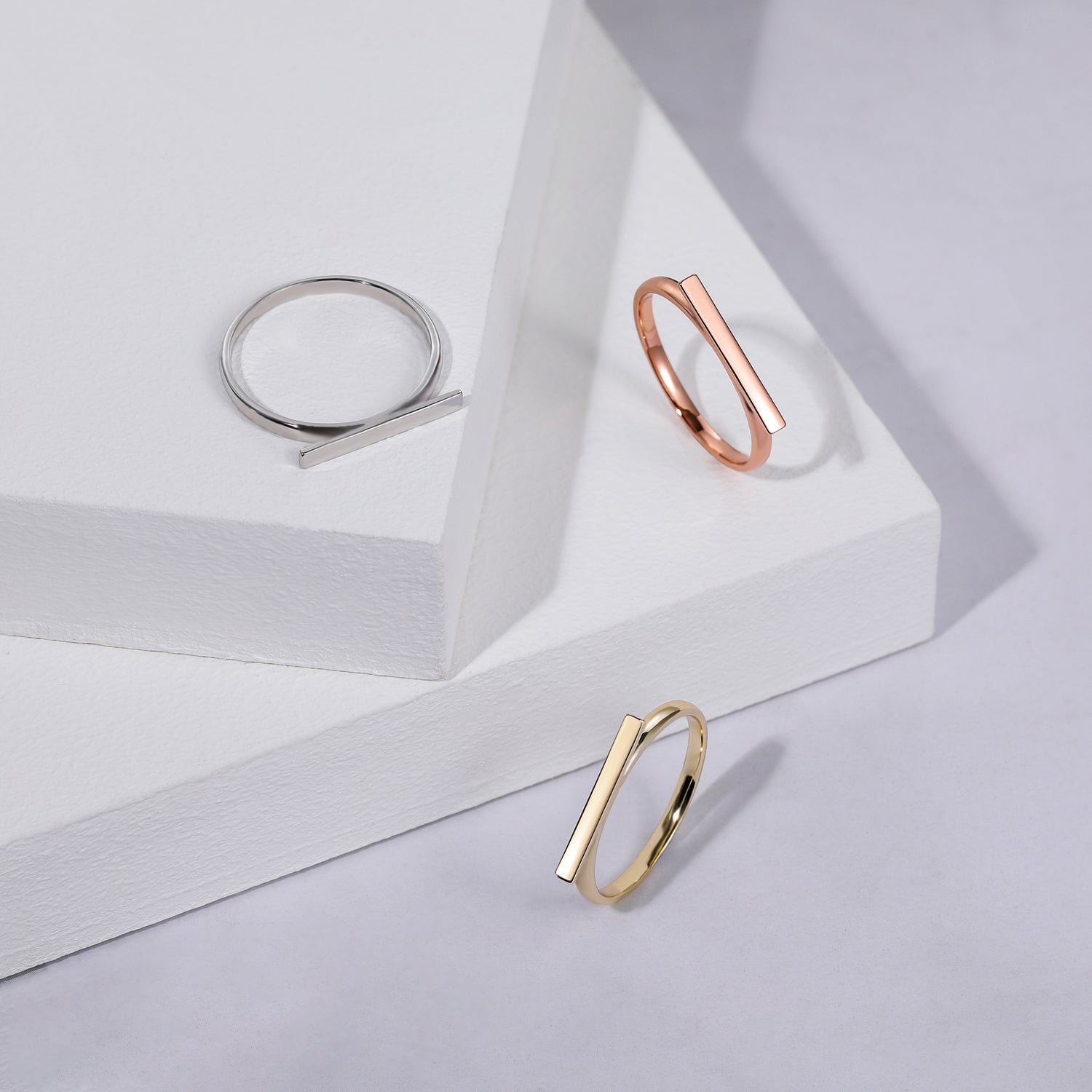 Anello semplice con barra in oro massiccio