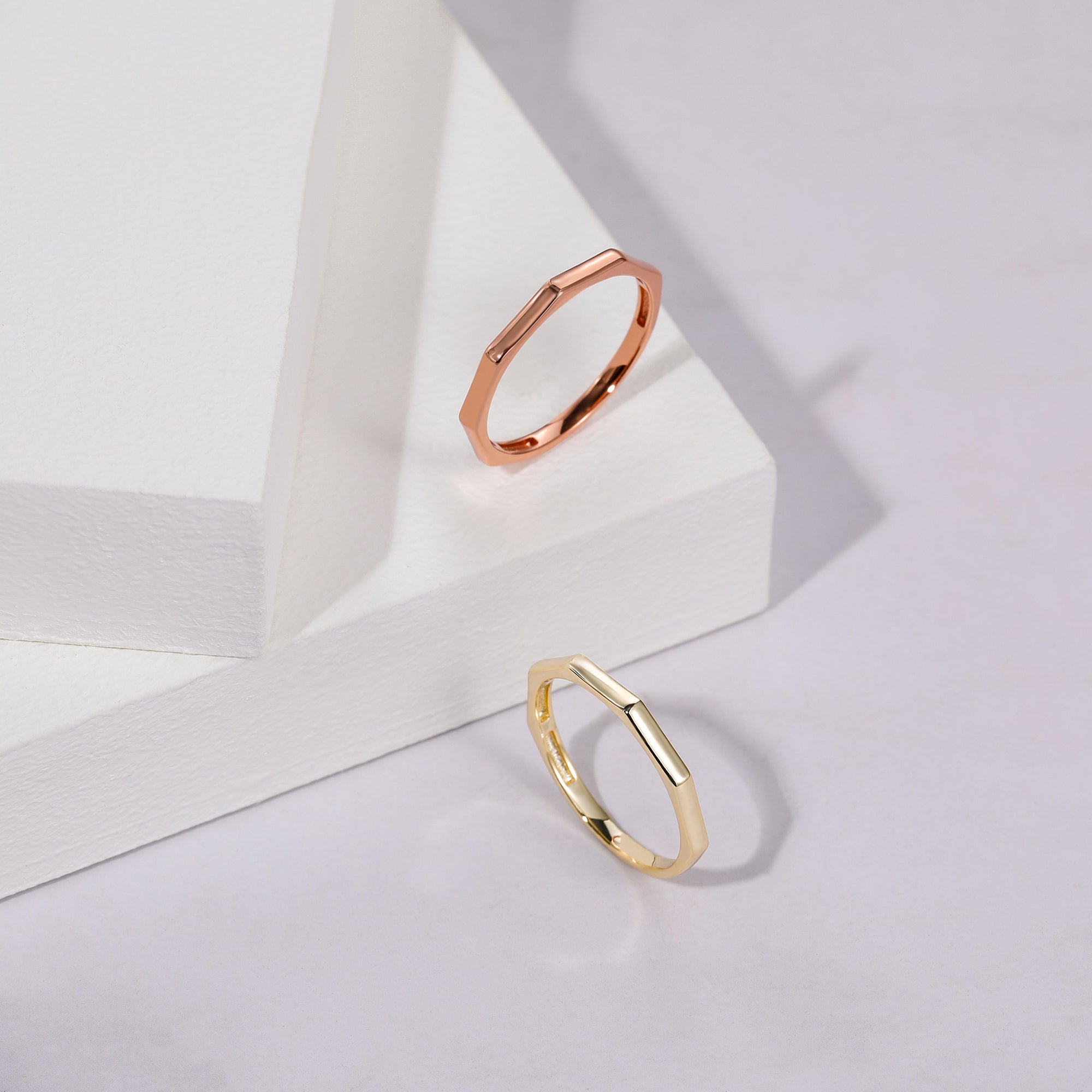Anello di semplicità geometrica in oro massiccio