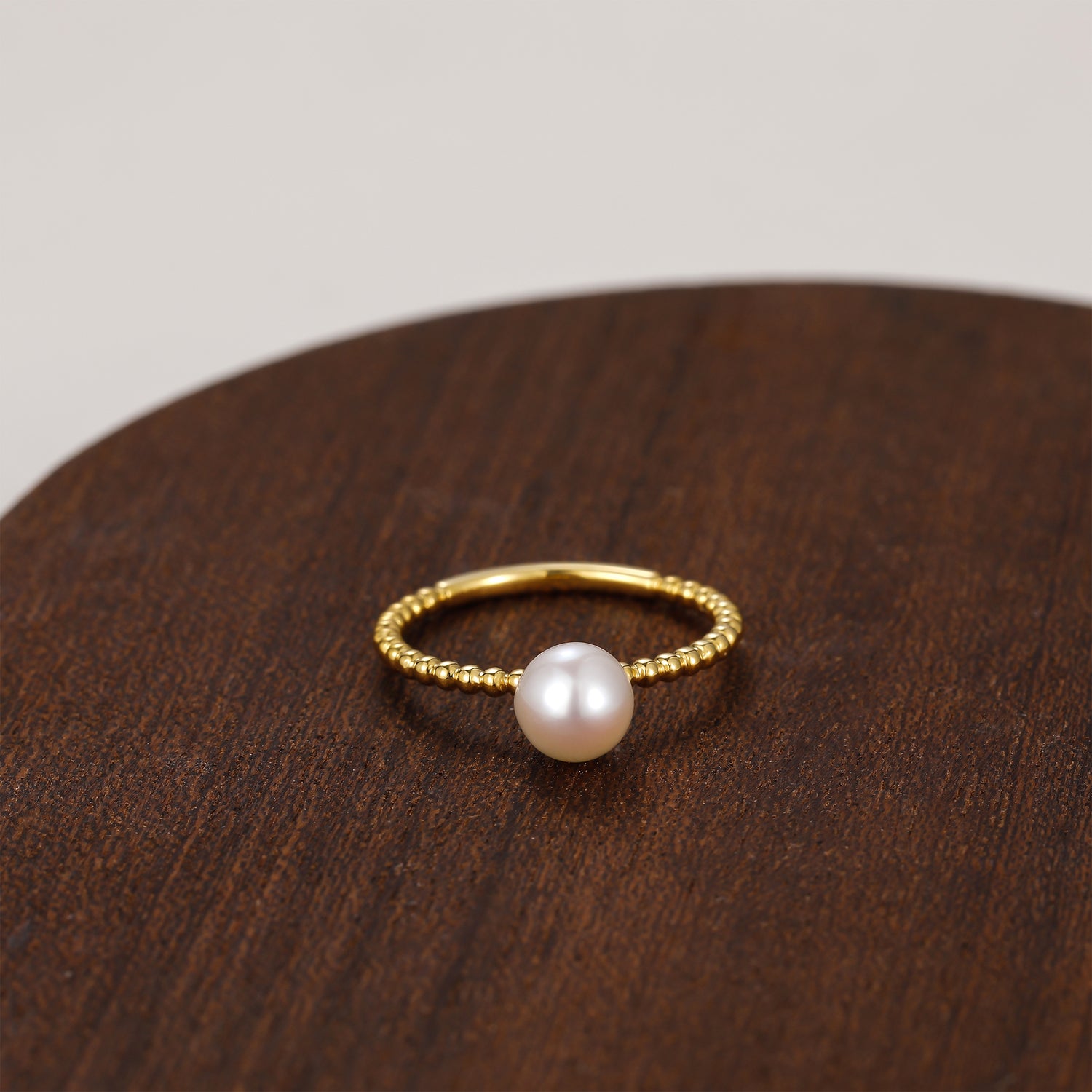 Anello in corda intrecciata con perle d&