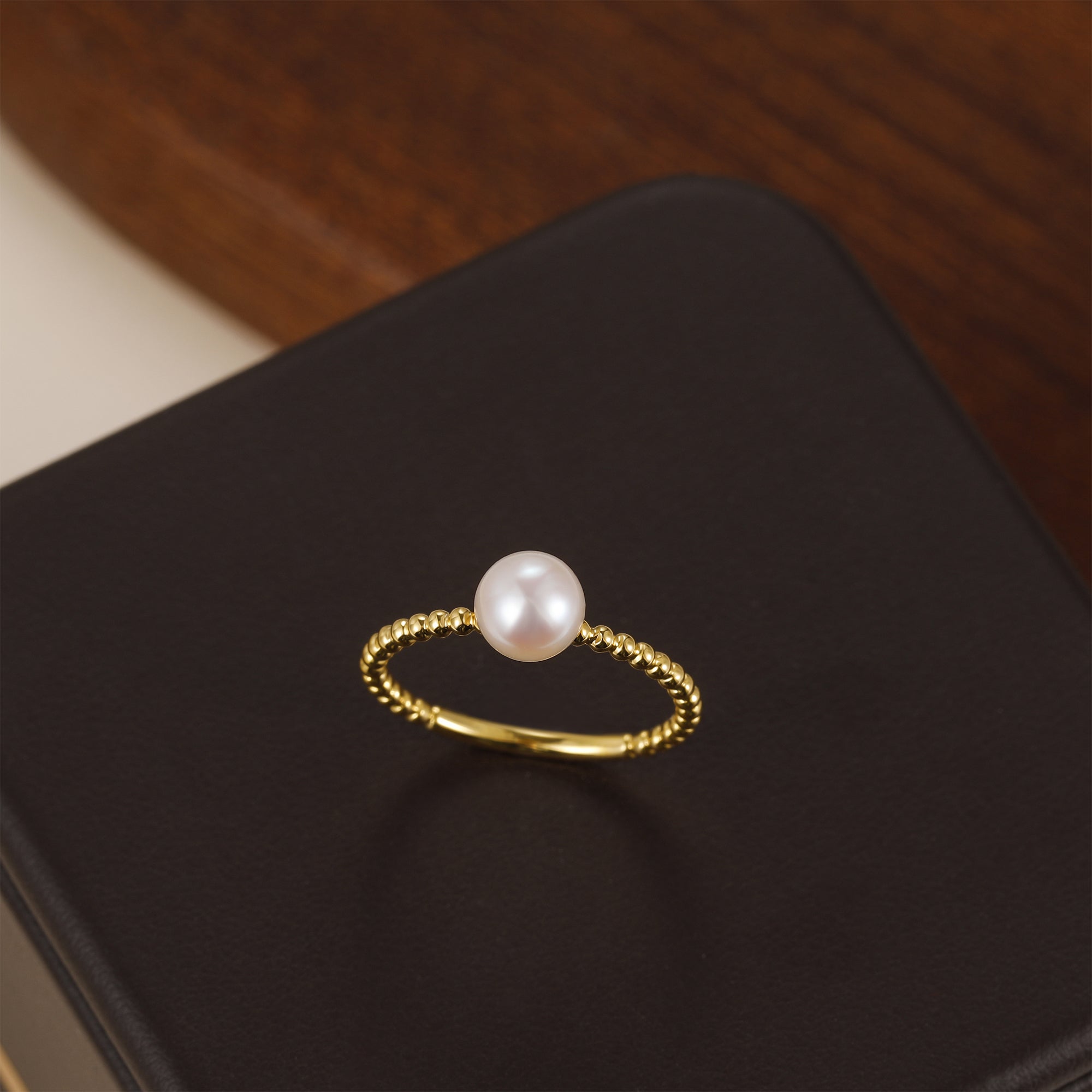 Anello in corda intrecciata con perle d&