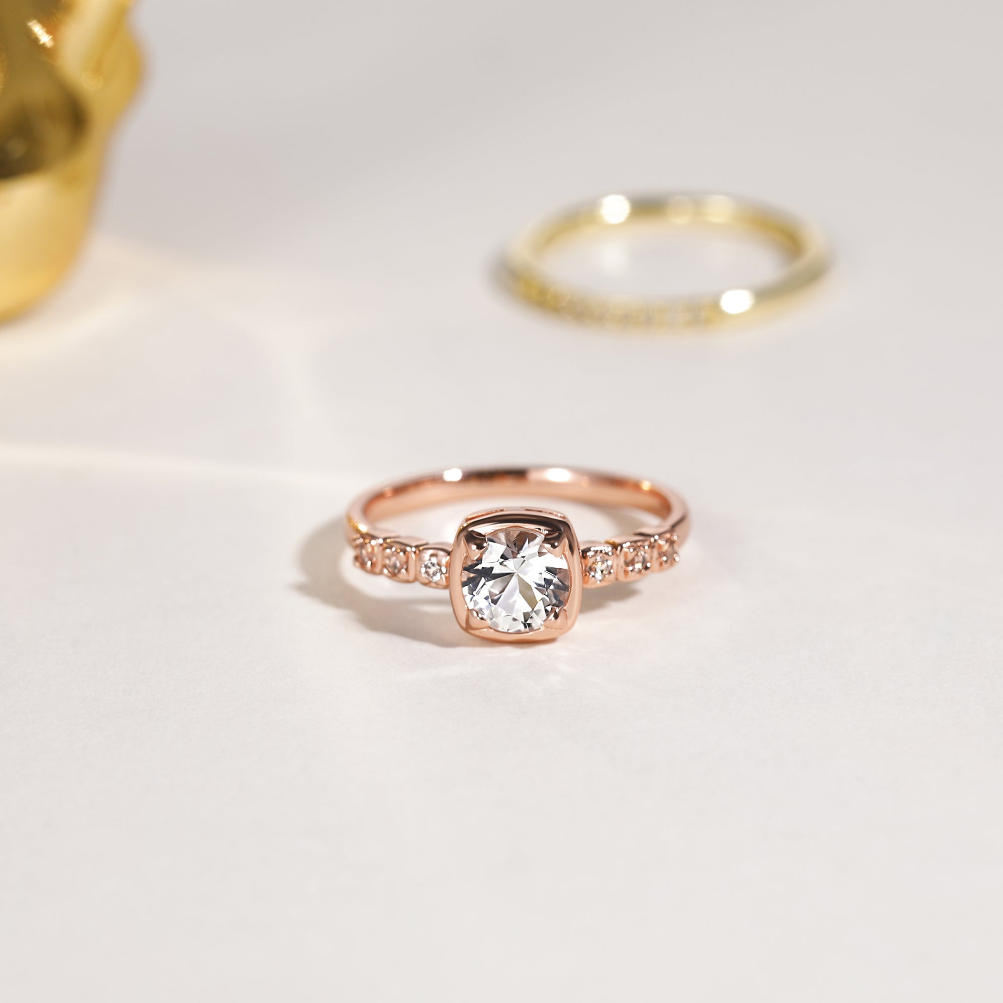 Anello di promessa rotondo personalizzato con pietra preziosa