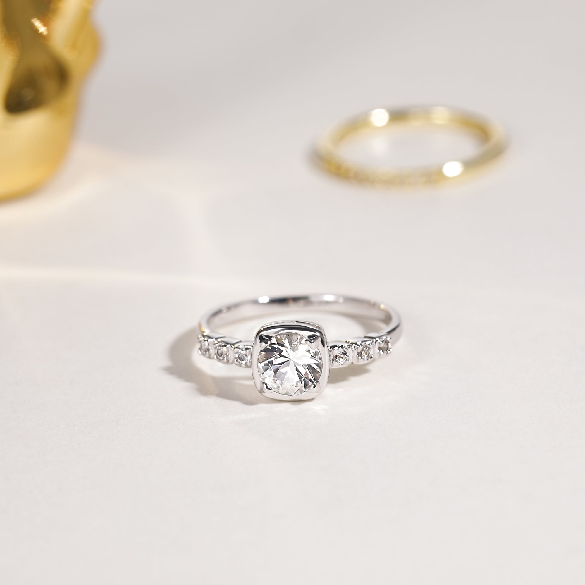 Anello di promessa rotondo personalizzato con pietra preziosa