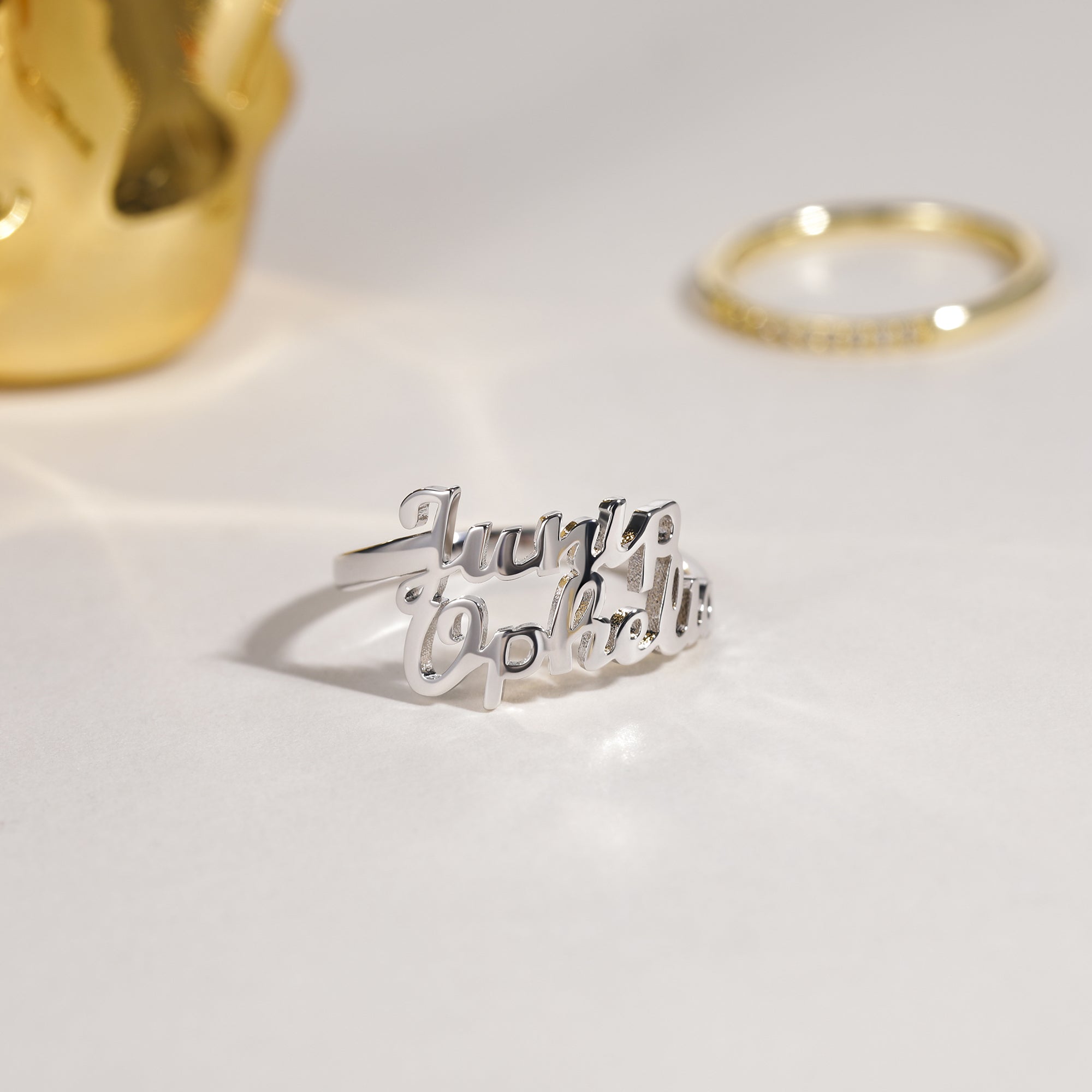 Anello con scritta delicata