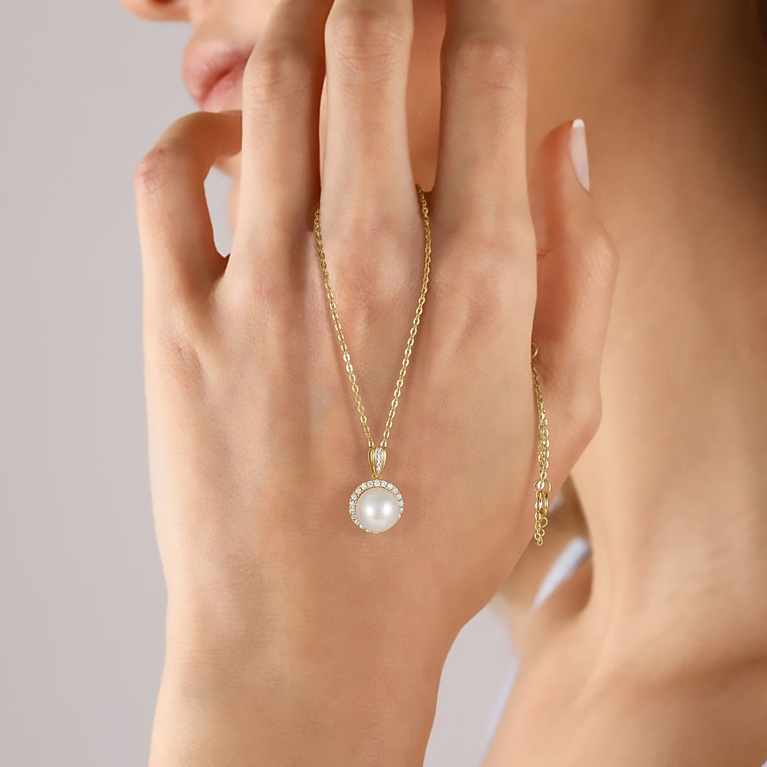 gold and pearl necklace, mother of pearl pendant, pearl necklace meaning, freshwater pearl necklace, luxury pearl necklace