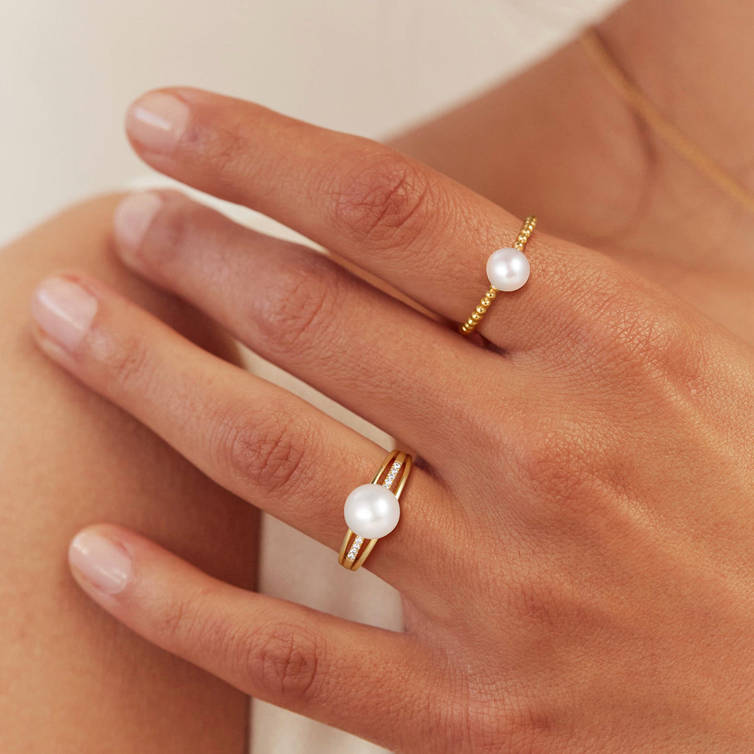 Anello solitario con accenti di perle d&