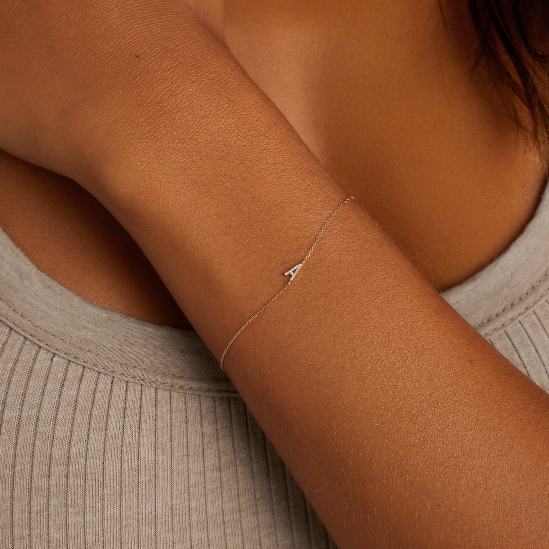 Bracciale con alfabeto con pavé di pietre preziose