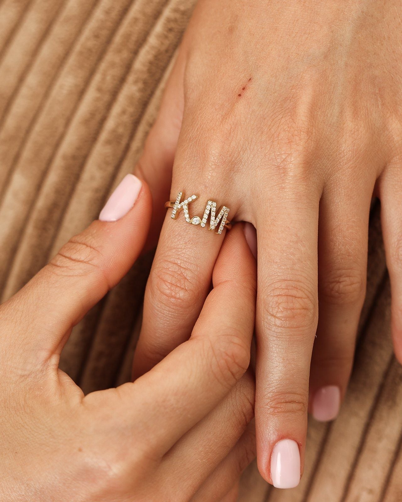 Anello combinato con lettera aperta