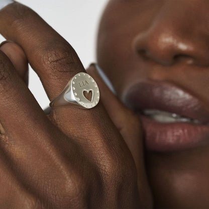 Anello traforato a cuore inciso